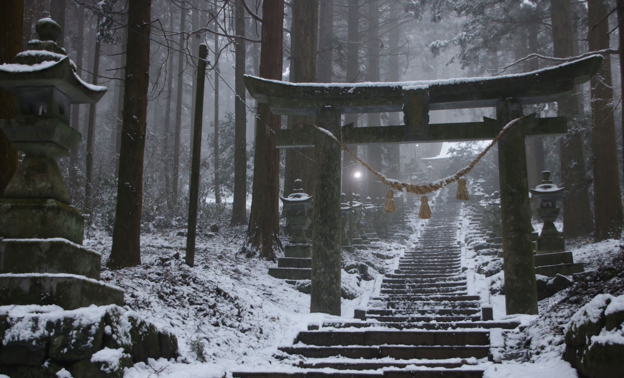 雪景色の上色見熊野座神社