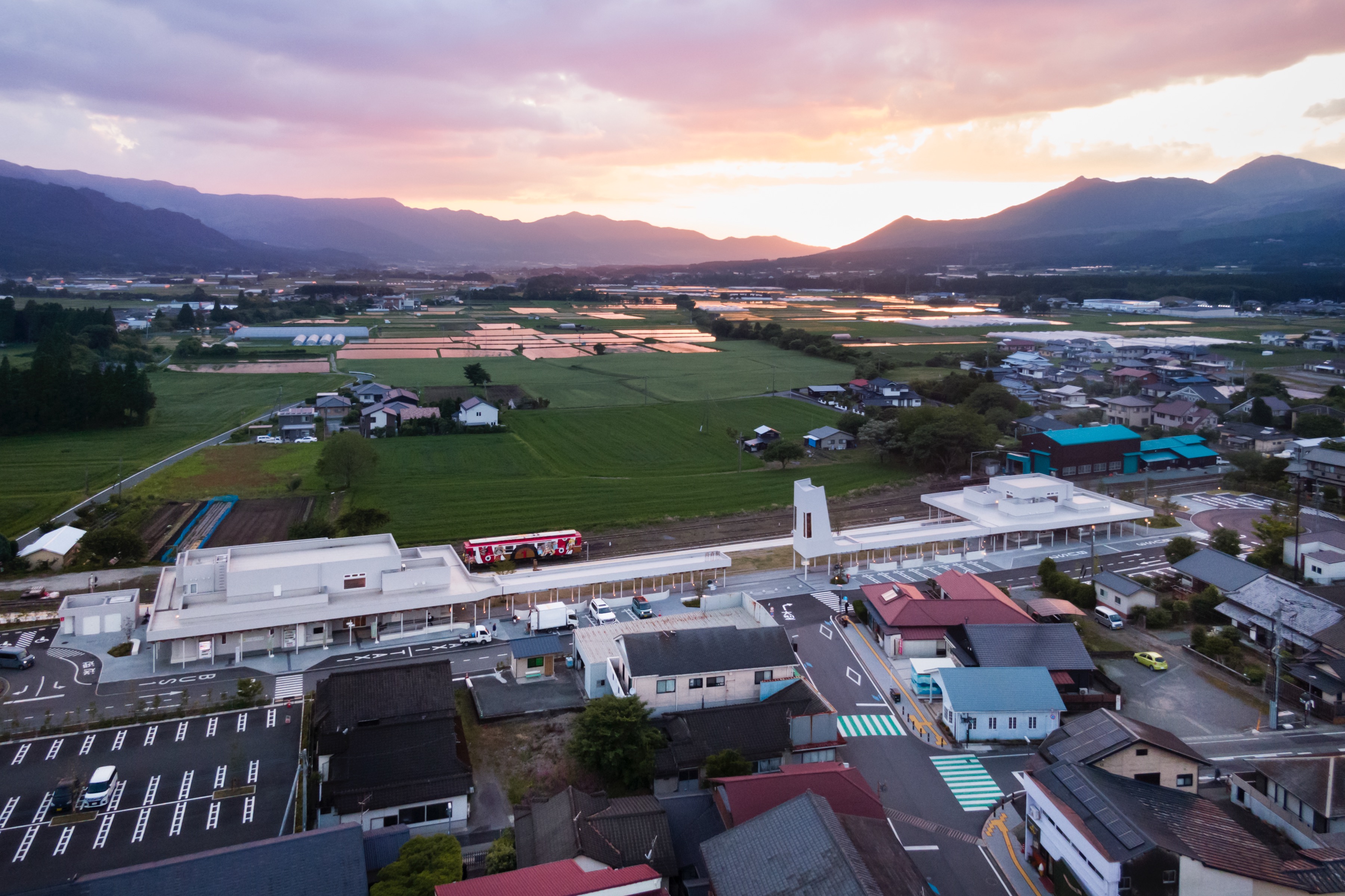 夕焼けの高森駅