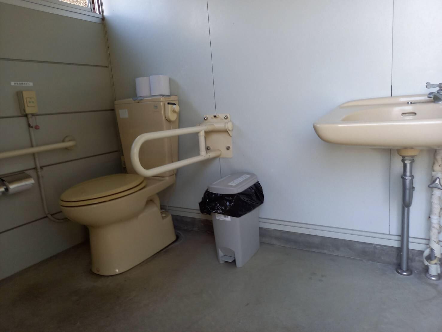 高森湧水トンネル公園南側駐車場多目的トイレ内の画像