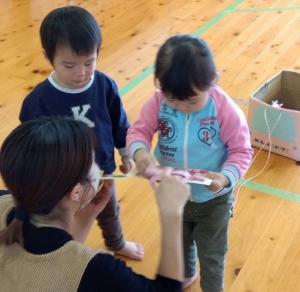 お誕生会でお祝いメッセージを受け取る様子
