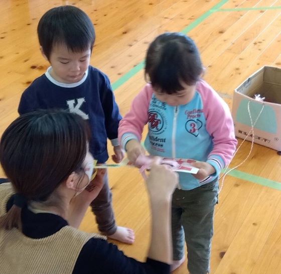 お誕生会でお祝いメッセージを受け取る様子